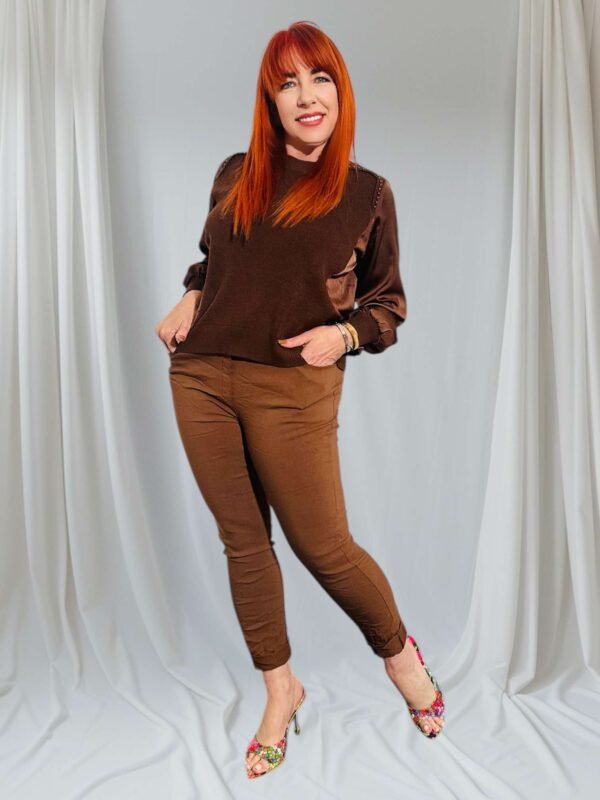 Conjunto de Leggings Italianos Elásticos y Suéter Café Italiano con Detalles de Seda y Remaches - Comodidad, Estilo y Originalidad en un Solo Look