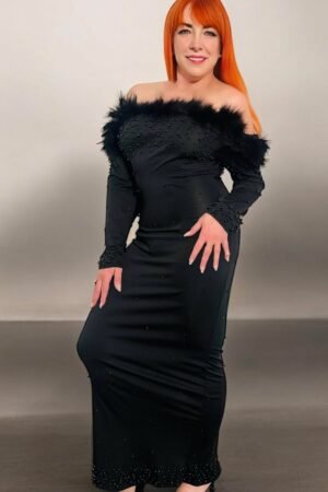 Vestido negro con perlas y plumas – Glamour y sofisticación en cada detalle