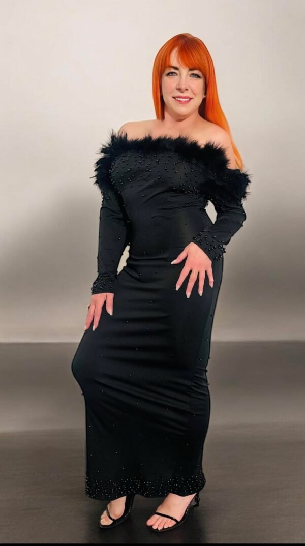 Vestido negro con perlas y plumas – Glamour y sofisticación en cada detalle